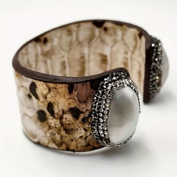 💎 Cuff Bracelet with Faux Pearl and Rhinestones - Picture 1 of 13